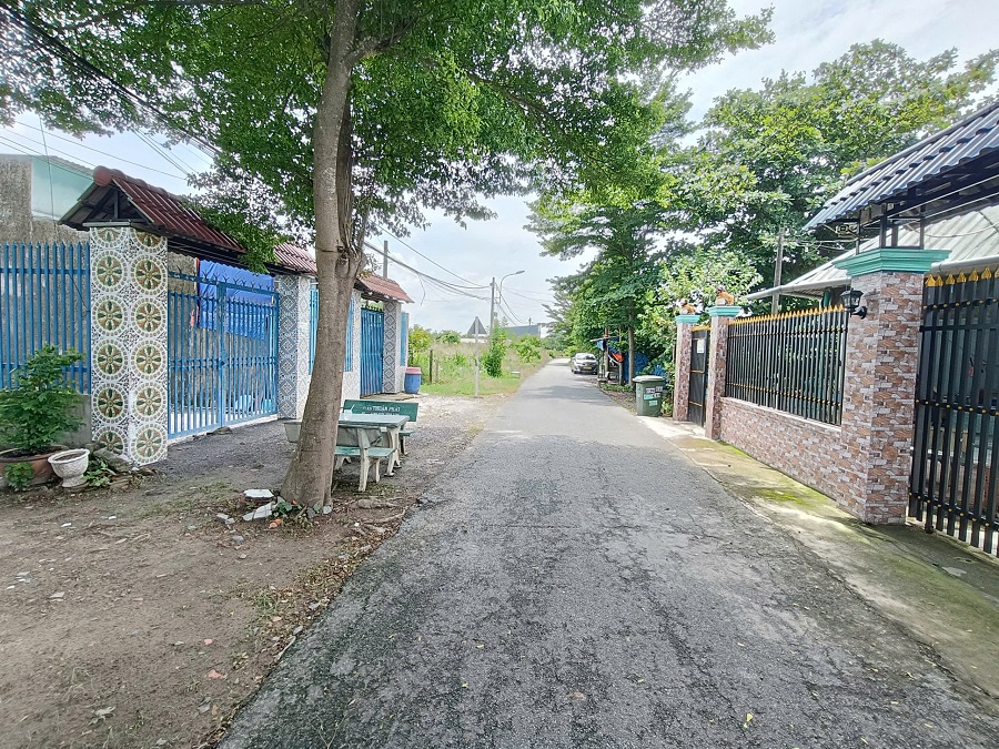 Hình chụp đường Nguyễn Thị Láo xã Bình Mỹ (Hoà Phú cũ), đường nhựa thông thoáng, xe ô tô di chuyển dễ dàng