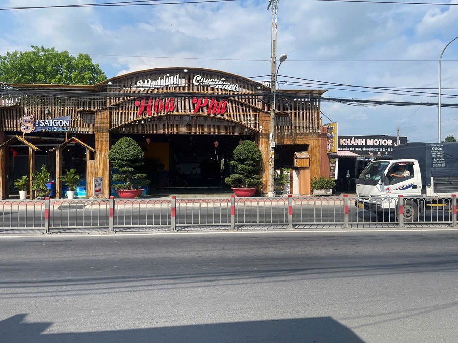 Nhà hàng Hòa Phú có vị trí rất đắc địa, mặt tiền chính đường Tỉnh lộ 8, theo quy hoạch lô đất này 3 mặt tiền đường